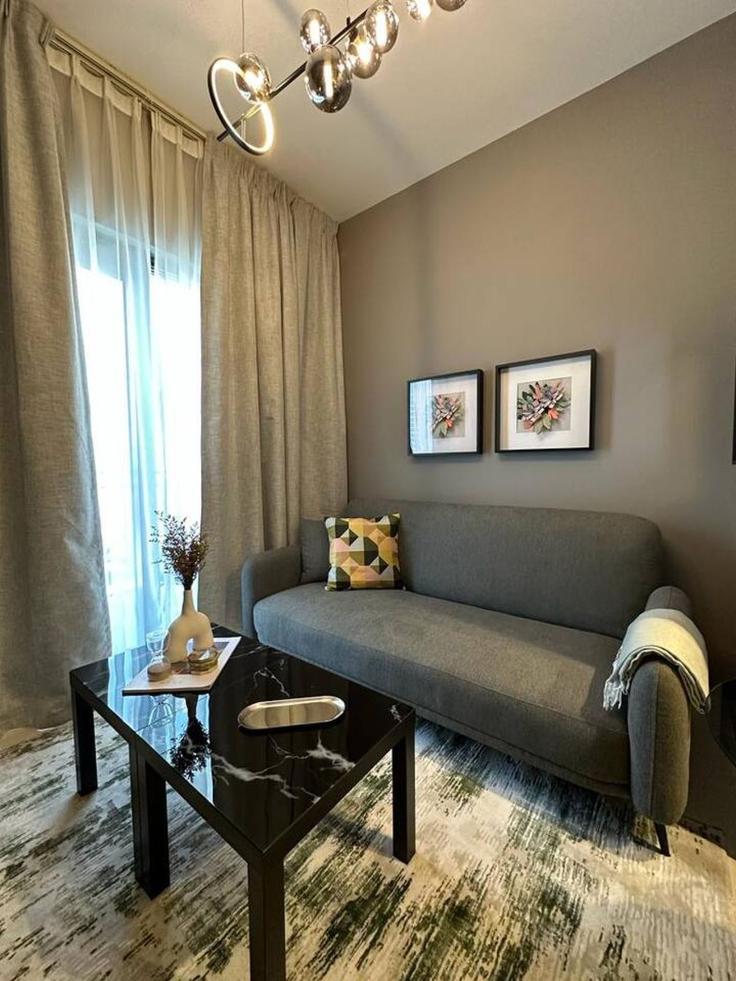 Elegante sala de estar con mobiliario moderno en un apartamento en Building Al A'amal Street - keyrock-holiday-homes - 1261275 - DXB en Business Bay, Dubai Elegante sala de estar con mobiliario moderno en un apartamento en Building Al A'amal Street - keyrock-holiday-homes - 1261275 - DXB en Business Bay, Dubai