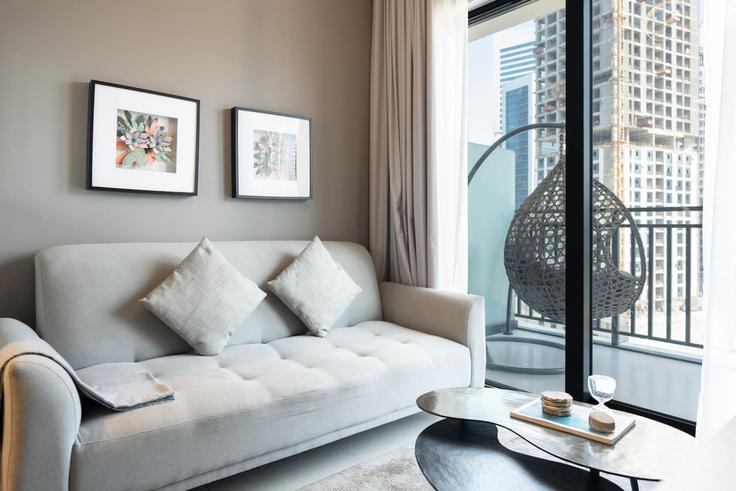 Elegante sala de estar con mobiliario moderno en un apartamento en Building Al A'amal Street - keyrock-holiday-homes - 1261276 - DXB en Business Bay, Dubai Elegante sala de estar con mobiliario moderno en un apartamento en Building Al A'amal Street - keyrock-holiday-homes - 1261276 - DXB en Business Bay, Dubai