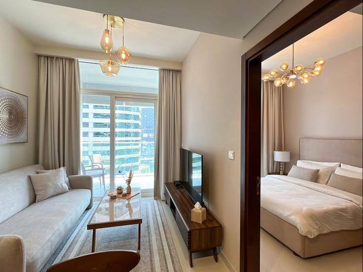 Elegante sala de estar con mobiliario moderno en un apartamento en Building Marasi Drive - keyrock-holiday-homes - 1261279 - DXB en Business Bay, Dubai Elegante sala de estar con mobiliario moderno en un apartamento en Building Marasi Drive - keyrock-holiday-homes - 1261279 - DXB en Business Bay, Dubai