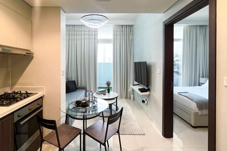 Elegante sala de estar con mobiliario moderno en un apartamento en Building Marasi Drive - keyrock-holiday-homes - 1261283 - DXB en Business Bay, Dubai Elegante sala de estar con mobiliario moderno en un apartamento en Building Marasi Drive - keyrock-holiday-homes - 1261283 - DXB en Business Bay, Dubai