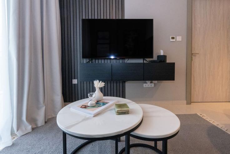 Elegante sala de estar con mobiliario moderno en un apartamento en Building Al A'amal Street - keyrock-holiday-homes - 1261290 - DXB en Business Bay, Dubai Elegante sala de estar con mobiliario moderno en un apartamento en Building Al A'amal Street - keyrock-holiday-homes - 1261290 - DXB en Business Bay, Dubai