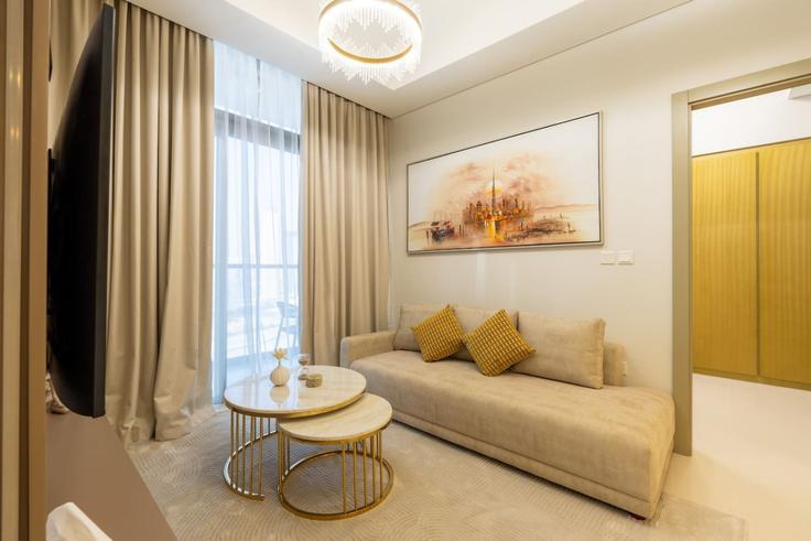 Elegante sala de estar con mobiliario moderno en un apartamento en Building Tariaq Bedon Esm - keyrock-holiday-homes - 1261296 - DXB en Business Bay, Dubai Elegante sala de estar con mobiliario moderno en un apartamento en Building Tariaq Bedon Esm - keyrock-holiday-homes - 1261296 - DXB en Business Bay, Dubai