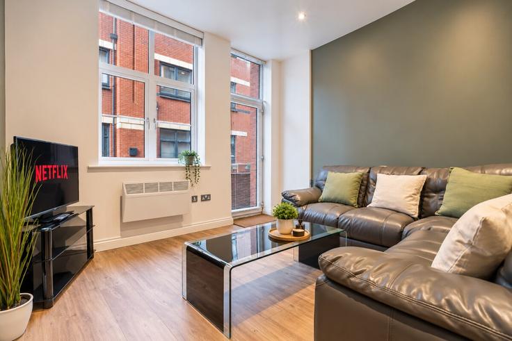 Elegante sala de estar con mobiliario moderno en un apartamento en Building Mint Drive - kinara-property-management-ltd - 1589936 en Birmingham District, Birmingham Elegante sala de estar con mobiliario moderno en un apartamento en Building Mint Drive - kinara-property-management-ltd - 1589936 en Birmingham District, Birmingham