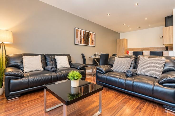 Elegante sala de estar con mobiliario moderno en un apartamento en Building Mint Drive - kinara-property-management-ltd - 1590228 en Birmingham District, Birmingham Elegante sala de estar con mobiliario moderno en un apartamento en Building Mint Drive - kinara-property-management-ltd - 1590228 en Birmingham District, Birmingham