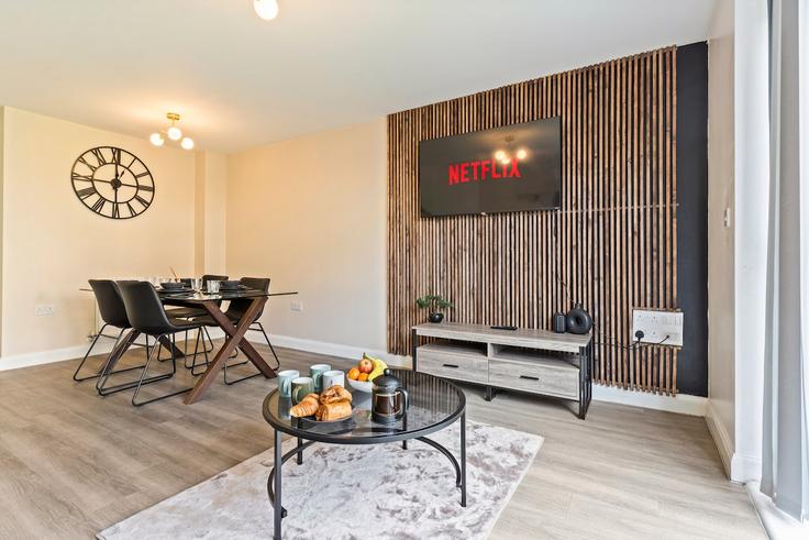 Sala de estar elegantemente projetada com móveis modernos em um apartamento no Building Saint Luke's Road - kinara-property-management-ltd - 1589948 em Birmingham District, Birmingham Sala de estar elegantemente projetada com móveis modernos em um apartamento no Building Saint Luke's Road - kinara-property-management-ltd - 1589948 em Birmingham District, Birmingham