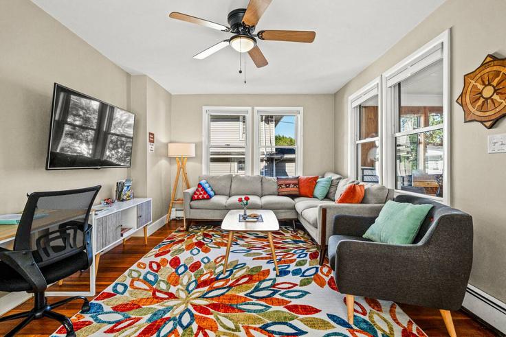 Sala de estar elegantemente projetada com móveis modernos em um apartamento no Building Vassall Street - king-rental-homes - 1328026 em Quincy, Quincy