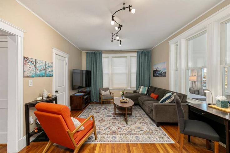 Quincy, Quincy에 위치한 Building Russell Street - king-rental-homes - 1328029 유닛의 세련된 인테리어가 돋보이는 거실 Quincy, Quincy에 위치한 Building Russell Street - king-rental-homes - 1328029 유닛의 세련된 인테리어가 돋보이는 거실