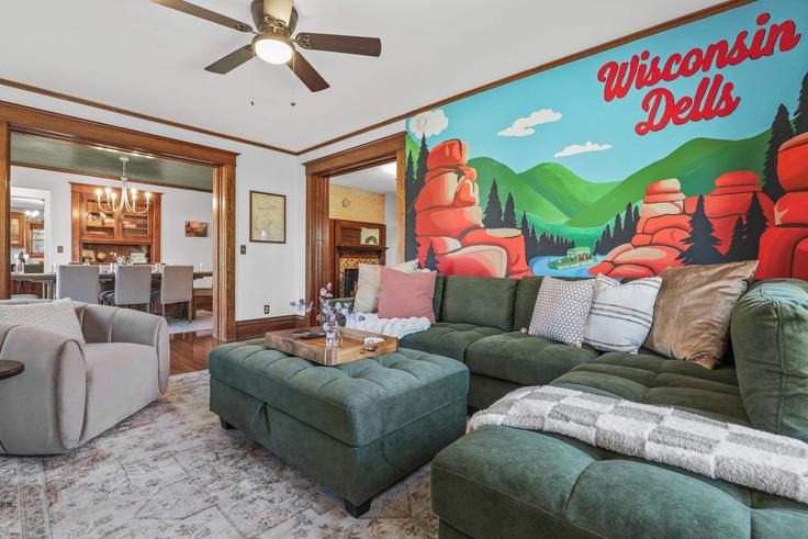 Wisconsin Dells, Wisconsin Dells에 위치한 Building Capital Street - kingdom-hospitality - 1369276 유닛의 세련된 인테리어가 돋보이는 거실 Wisconsin Dells, Wisconsin Dells에 위치한 Building Capital Street - kingdom-hospitality - 1369276 유닛의 세련된 인테리어가 돋보이는 거실