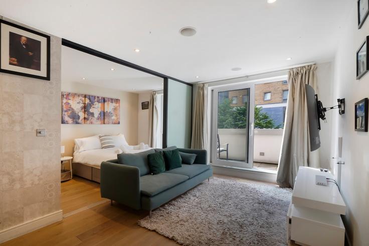 Sala de estar elegantemente projetada com móveis modernos em um apartamento no Building Townmead Road - kings-home-accommodation - 1539634 em London Borough of Hammersmith and Fulham, London Sala de estar elegantemente projetada com móveis modernos em um apartamento no Building Townmead Road - kings-home-accommodation - 1539634 em London Borough of Hammersmith and Fulham, London