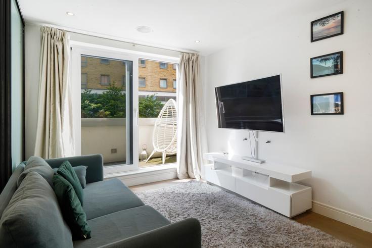 London Borough of Hammersmith and Fulham, London에 위치한 Building Townmead Road - kings-home-accommodation - 1539639 유닛의 세련된 인테리어가 돋보이는 거실 London Borough of Hammersmith and Fulham, London에 위치한 Building Townmead Road - kings-home-accommodation - 1539639 유닛의 세련된 인테리어가 돋보이는 거실