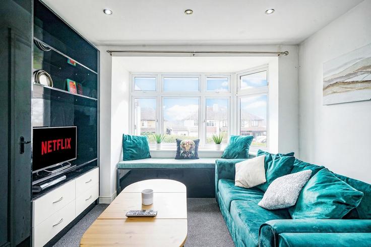Elegante sala de estar con mobiliario moderno en un apartamento en Building Sullivan Way - kings-home-accommodation - 1539643 en Hertsmere District, Borehamwood