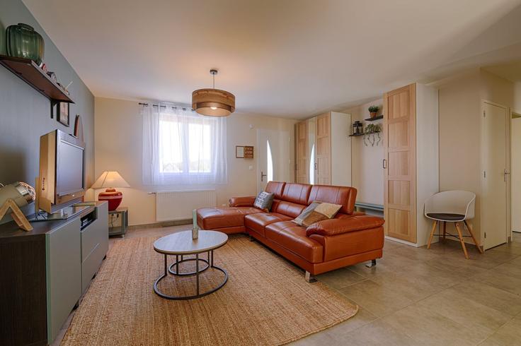 Sala de estar elegantemente projetada com móveis modernos em um apartamento no Building Rue André Fauvel - kiwikey - 1523207 em Houlgate, Houlgate Sala de estar elegantemente projetada com móveis modernos em um apartamento no Building Rue André Fauvel - kiwikey - 1523207 em Houlgate, Houlgate