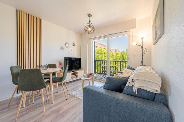 Sala de estar elegantemente projetada com móveis modernos em um apartamento no Building Rue de Normandie - kiwikey - 1523197 em Houlgate, Houlgate Sala de estar elegantemente projetada com móveis modernos em um apartamento no Building Rue de Normandie - kiwikey - 1523197 em Houlgate, Houlgate
