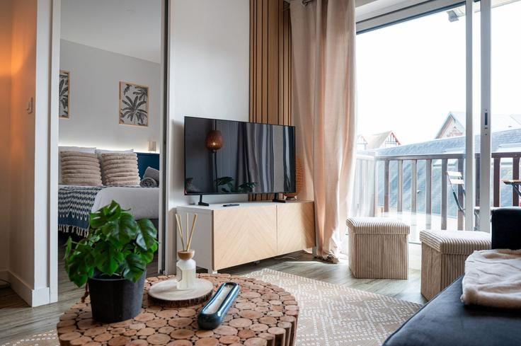 Sala de estar elegantemente projetada com móveis modernos em um apartamento no Building Rue Henri Fouchard - kiwikey - 1523214 em Houlgate, Houlgate Sala de estar elegantemente projetada com móveis modernos em um apartamento no Building Rue Henri Fouchard - kiwikey - 1523214 em Houlgate, Houlgate