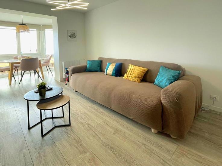 Sala de estar elegantemente projetada com móveis modernos em um apartamento no Building Rue des Bains - kiwikey - 1523206 em Houlgate, Houlgate Sala de estar elegantemente projetada com móveis modernos em um apartamento no Building Rue des Bains - kiwikey - 1523206 em Houlgate, Houlgate