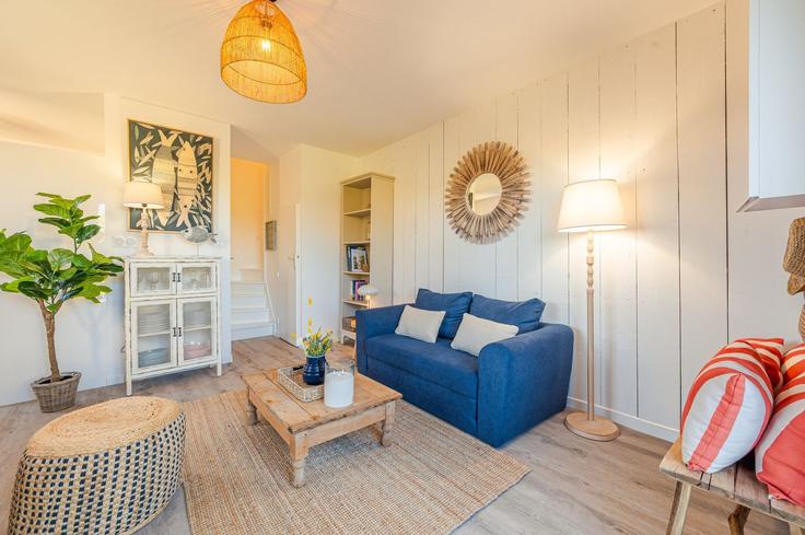 Sala de estar elegantemente projetada com móveis modernos em um apartamento no Building Résidence les Ducs de Normandie - kiwikey - 1523199 em Houlgate, Houlgate Sala de estar elegantemente projetada com móveis modernos em um apartamento no Building Résidence les Ducs de Normandie - kiwikey - 1523199 em Houlgate, Houlgate