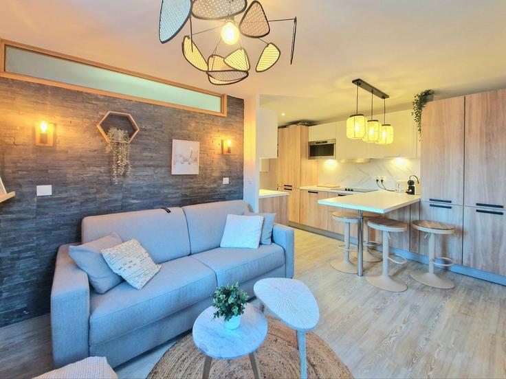 Elegant gestaltetes Wohnzimmer mit moderner Einrichtung in einer Wohnung im Building Route de Belle Plagne - kiwikey - 1523217 in Mâcot-la-Plagne, La Plagne-Tarentaise Elegant gestaltetes Wohnzimmer mit moderner Einrichtung in einer Wohnung im Building Route de Belle Plagne - kiwikey - 1523217 in Mâcot-la-Plagne, La Plagne-Tarentaise