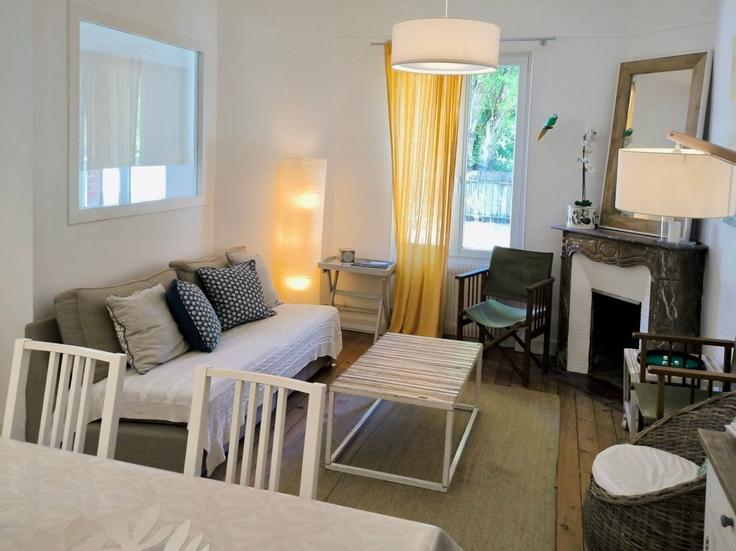 Sala de estar elegantemente projetada com móveis modernos em um apartamento no Building Rue Henri Dobert - kiwikey - 1523202 em Houlgate, Houlgate Sala de estar elegantemente projetada com móveis modernos em um apartamento no Building Rue Henri Dobert - kiwikey - 1523202 em Houlgate, Houlgate