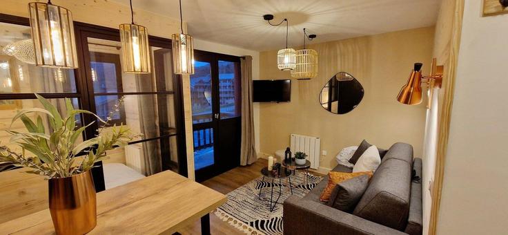 Elegant gestaltetes Wohnzimmer mit moderner Einrichtung in einer Wohnung im Building Route de Plagne Villages - kiwikey - 1523218 in Mâcot-la-Plagne, La Plagne-Tarentaise Elegant gestaltetes Wohnzimmer mit moderner Einrichtung in einer Wohnung im Building Route de Plagne Villages - kiwikey - 1523218 in Mâcot-la-Plagne, La Plagne-Tarentaise