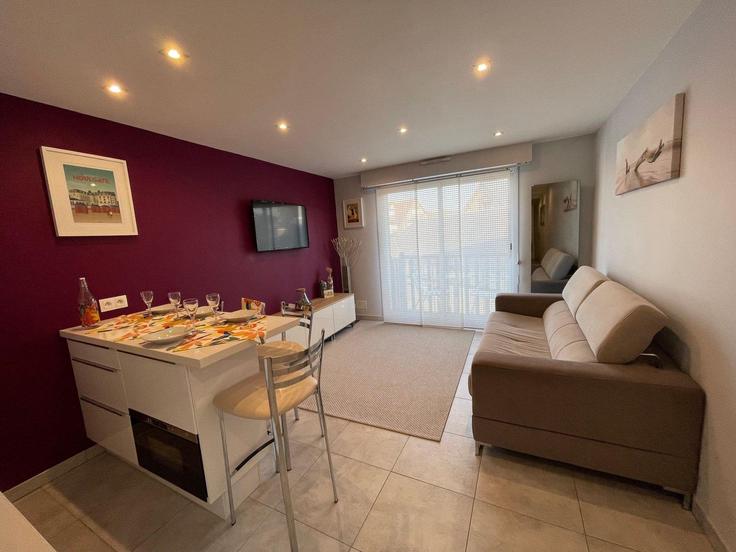 Sala de estar elegantemente projetada com móveis modernos em um apartamento no Building Rue Henri Fouchard - kiwikey - 1523191 em Houlgate, Houlgate Sala de estar elegantemente projetada com móveis modernos em um apartamento no Building Rue Henri Fouchard - kiwikey - 1523191 em Houlgate, Houlgate