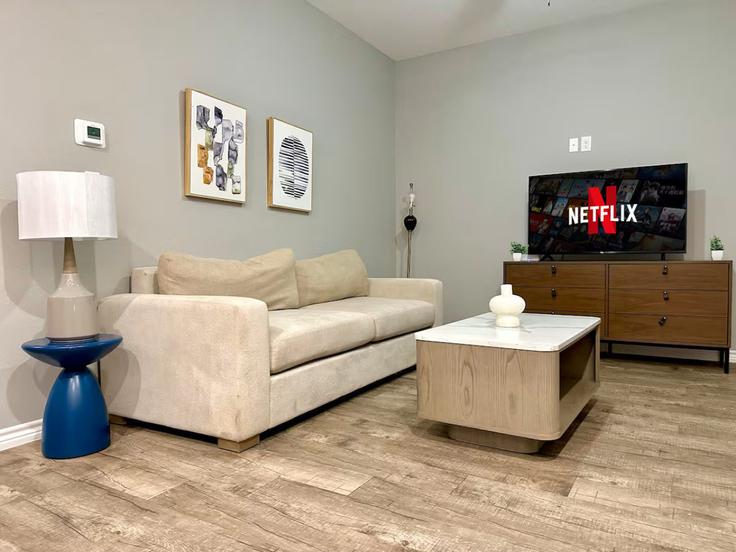 Building Taylor Brynn Lane - kk-housing - 1579147 adresindeki bir dairede modern mobilyalarla zarif bir şekilde tasarlanmış oturma odası Durant, Durant
