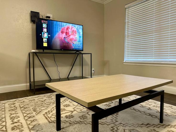 Sala de estar elegantemente projetada com móveis modernos em um apartamento no Building Northridge Drive - kk-housing - 1579149 em Sherman, Sherman