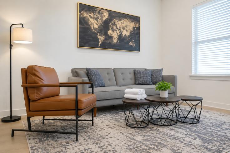 Sala de estar elegantemente projetada com móveis modernos em um apartamento no Building Graham Drive - kk-housing - 1579155 em Sherman, Sherman