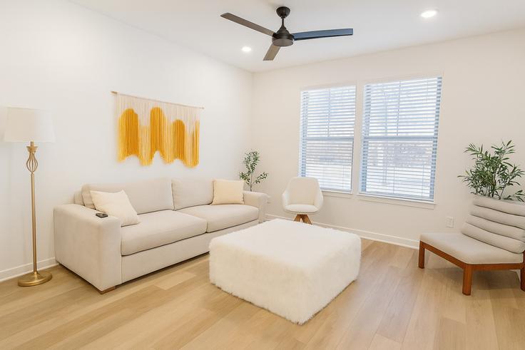 Sala de estar elegantemente projetada com móveis modernos em um apartamento no Building Graham Drive - kk-housing - 1579176 em Sherman, Sherman