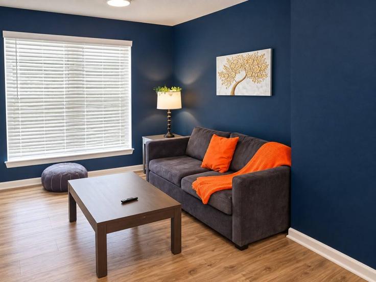 Elegante sala de estar con mobiliario moderno en un apartamento en Building Pinemont Drive - kk-housing - 1633967 en Houston, Houston Elegante sala de estar con mobiliario moderno en un apartamento en Building Pinemont Drive - kk-housing - 1633967 en Houston, Houston