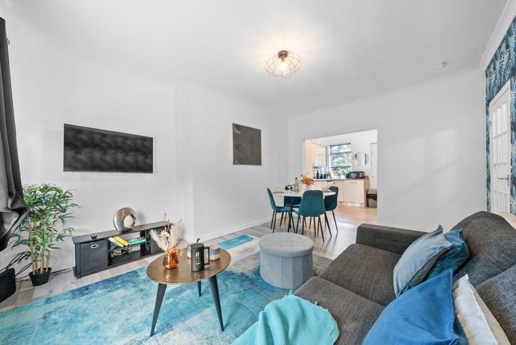 Elegante sala de estar con mobiliario moderno en un apartamento en Building Kerr Crescent - klass-living-ltd - 1531296 en Low Waters, Hamilton