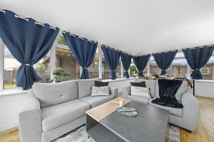 Salle de séjour élégante avec mobilier moderne dans un appartement à Building Fraser Avenue - klass-living-ltd - 1424249 à Rutherglen, Glasgow Salle de séjour élégante avec mobilier moderne dans un appartement à Building Fraser Avenue - klass-living-ltd - 1424249 à Rutherglen, Glasgow