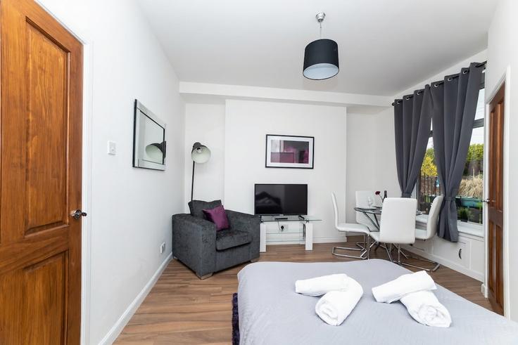 Building Motherwell Road - klass-living-ltd - 1424241 adresindeki bir dairede modern mobilyalarla zarif bir şekilde tasarlanmış oturma odası Bellshill, Bellshill