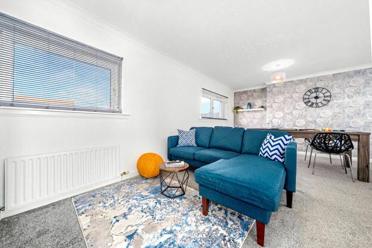 Sala de estar elegantemente projetada com móveis modernos em um apartamento no Building Whifflet Street - klass-living-ltd - 1424247 em Kirkshaws, Coatbridge