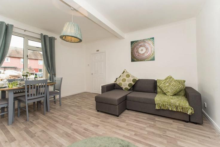 Elegante sala de estar con mobiliario moderno en un apartamento en Building Kenmar Terrace - klass-living-ltd - 1424230 en Whitehill, Hamilton