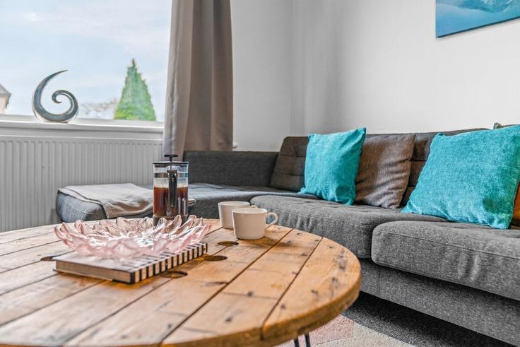 Elegant gestaltetes Wohnzimmer mit moderner Einrichtung in einer Wohnung im Building Fallside Avenue - klass-living-ltd - 1424248 in Thorniewood, Glasgow