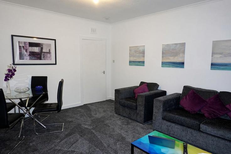 Elegante sala de estar con mobiliario moderno en un apartamento en Building Welsh Drive - klass-living-ltd - 1424228 en Blantyre, Glasgow Elegante sala de estar con mobiliario moderno en un apartamento en Building Welsh Drive - klass-living-ltd - 1424228 en Blantyre, Glasgow