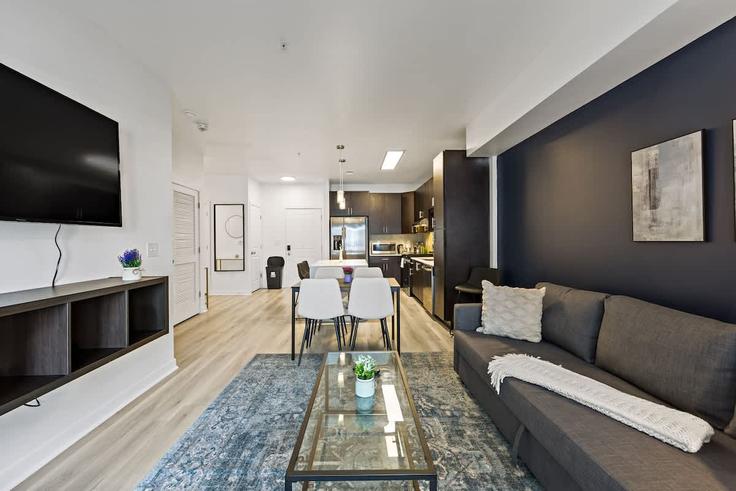 Salle de séjour élégante avec mobilier moderne dans un appartement à Building South Kings Drive - klvg-properties - 1388247 à Charlotte, Charlotte