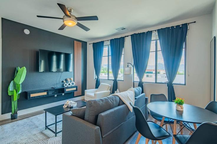 Elegante sala de estar con mobiliario moderno en un apartamento en Building North Dial Boulevard - klvg-properties - 1388731 en Scottsdale, Scottsdale
