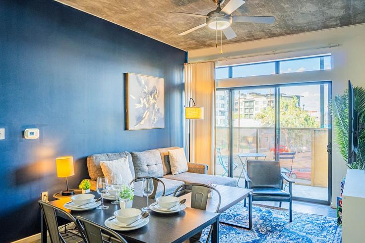 Salle de séjour élégante avec mobilier moderne dans un appartement à Building North 4th Street - klvg-properties - 1263217 - USA à Phoenix, Phoenix Salle de séjour élégante avec mobilier moderne dans un appartement à Building North 4th Street - klvg-properties - 1263217 - USA à Phoenix, Phoenix
