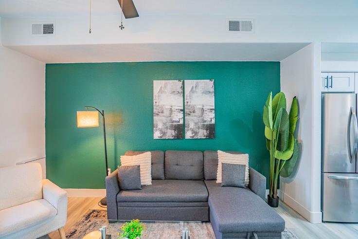 Glendale GlendaleのBuilding North 93rd Avenue - klvg-properties - 1263194 - USAのアパートメントにある、モダンな家具を備えたエレガントなデザインのリビングルーム Glendale GlendaleのBuilding North 93rd Avenue - klvg-properties - 1263194 - USAのアパートメントにある、モダンな家具を備えたエレガントなデザインのリビングルーム