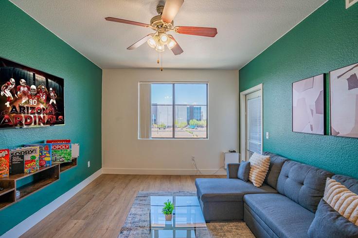 Sala de estar elegantemente projetada com móveis modernos em um apartamento no Building North 93rd Avenue - klvg-properties - 1263219 - USA em Glendale, Glendale