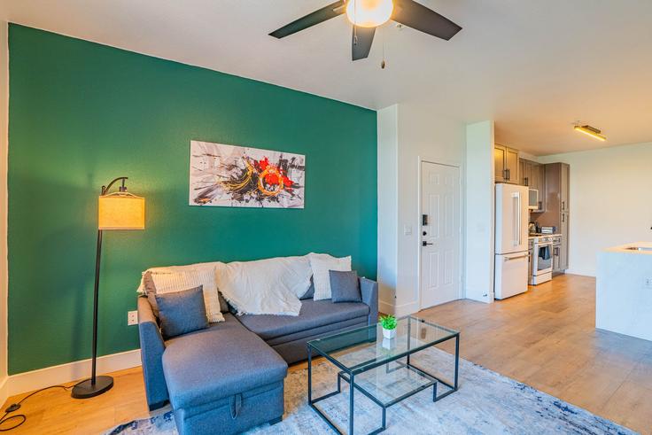 Salle de séjour élégante avec mobilier moderne dans un appartement à Building North 93rd Avenue - klvg-properties - 1263200 - USA à Glendale, Glendale