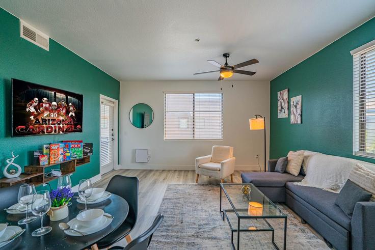 Elegante sala de estar con mobiliario moderno en un apartamento en Building North 93rd Avenue - klvg-properties - 1263221 - USA en Glendale, Glendale Elegante sala de estar con mobiliario moderno en un apartamento en Building North 93rd Avenue - klvg-properties - 1263221 - USA en Glendale, Glendale