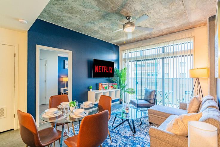 Phoenix, Phoenix에 위치한 Building East Roosevelt Street - klvg-properties - 1296503 - USA 아파트의 세련된 인테리어가 돋보이는 거실 Phoenix, Phoenix에 위치한 Building East Roosevelt Street - klvg-properties - 1296503 - USA 아파트의 세련된 인테리어가 돋보이는 거실