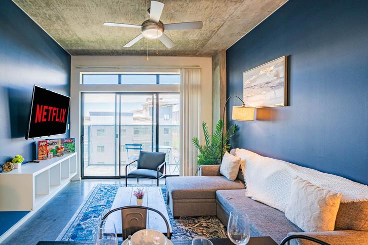 Elegante sala de estar con mobiliario moderno en un apartamento en Building East Roosevelt Street - klvg-properties - 1263046 - USA en Phoenix, Phoenix