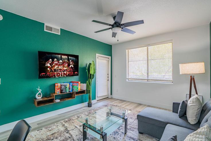 Glendale, Glendale에 위치한 Building North 93rd Avenue - klvg-properties - 1263216 - USA 아파트의 세련된 인테리어가 돋보이는 거실 Glendale, Glendale에 위치한 Building North 93rd Avenue - klvg-properties - 1263216 - USA 아파트의 세련된 인테리어가 돋보이는 거실