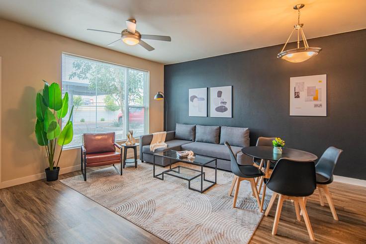 Sala de estar elegantemente projetada com móveis modernos em um apartamento no Building South Willow Creek Apartment - klvg-properties - 1281116 - USA em Tempe, Tempe Sala de estar elegantemente projetada com móveis modernos em um apartamento no Building South Willow Creek Apartment - klvg-properties - 1281116 - USA em Tempe, Tempe