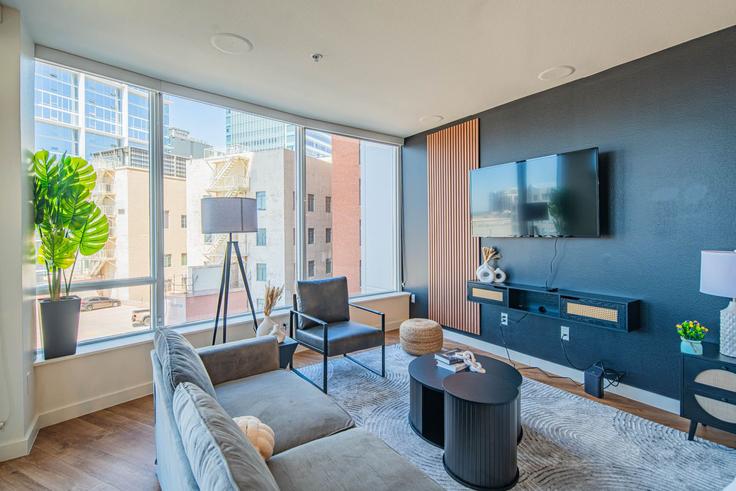 Elegante sala de estar con mobiliario moderno en un apartamento en Building West Monroe Street - klvg-properties - 1281115 - USA en Phoenix, Phoenix