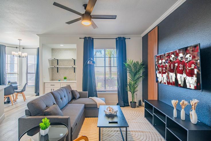 Sala de estar elegantemente projetada com móveis modernos em um apartamento no Building North 95th Avenue - klvg-properties - 1281117 - USA em Glendale, Glendale