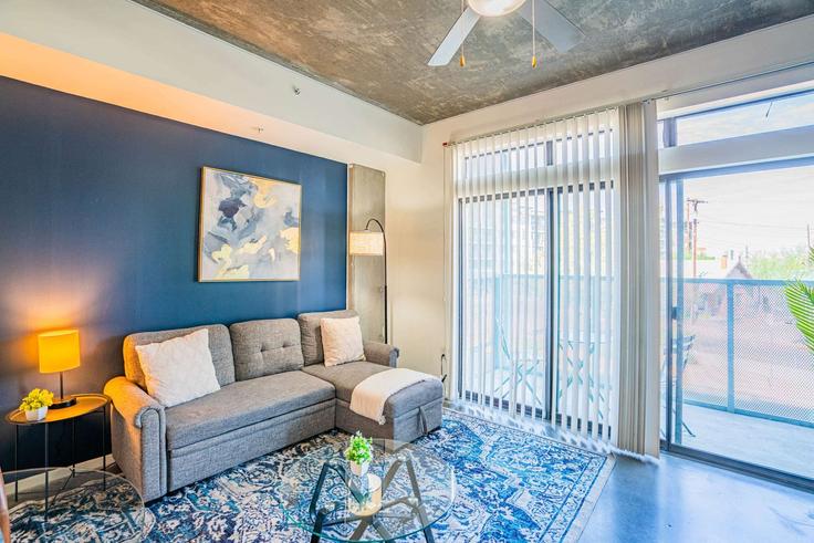 Elegante sala de estar con mobiliario moderno en un apartamento en Building North 4th Street - klvg-properties - 1263183 - USA en Phoenix, Phoenix